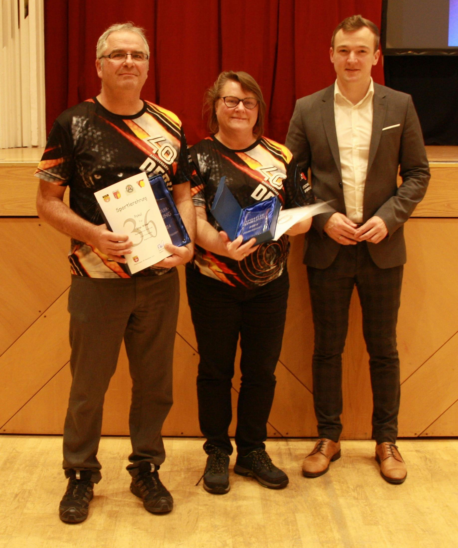 Das Bild zeigt Marion und Ingo Winker mit BM Treiber.