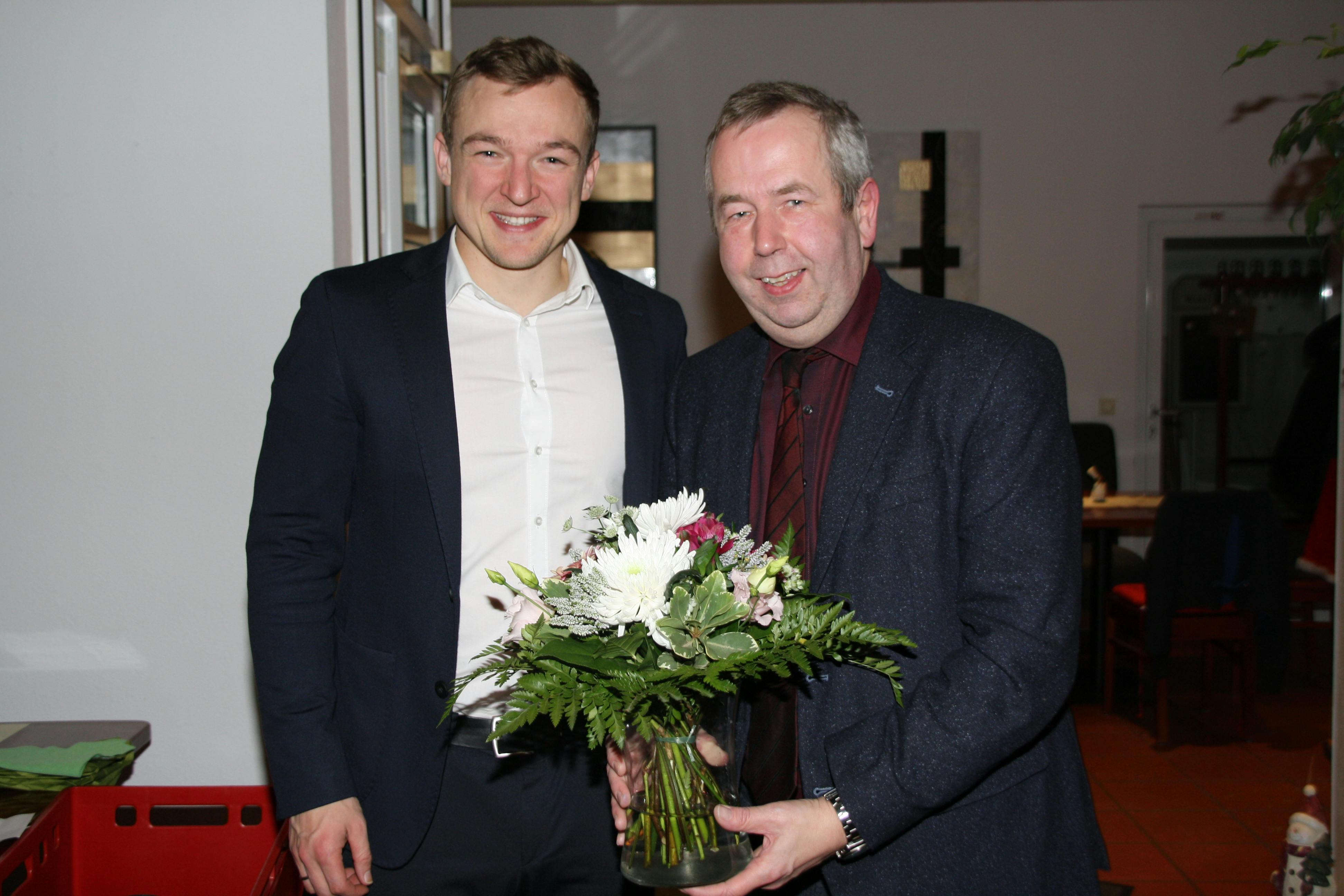 GR Scheurer dankt im Namen des Gemeinderats BM Treiber und überreichte ihm stellvertretend einen Blumenstrauß für seine Ehefrau.